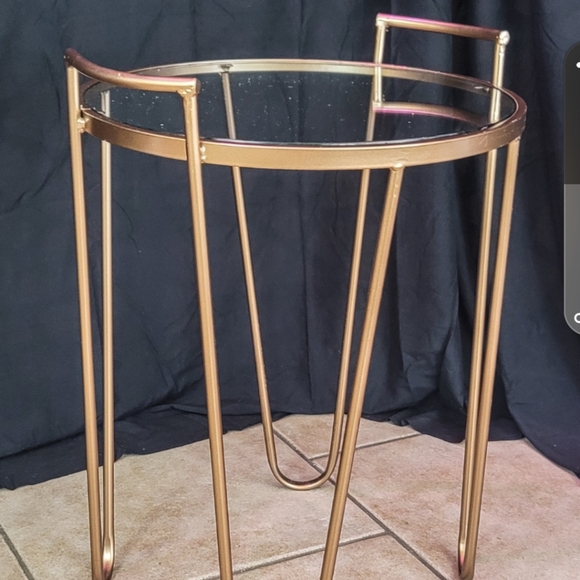 Modernist Accent Table, with handles, by Via Rodeo - gold color tube, glass top - Picture 6 of 8